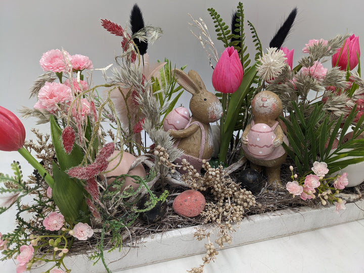 Ostergesteck Frühlingsgesteck Hasenpaar Tulpen rosa