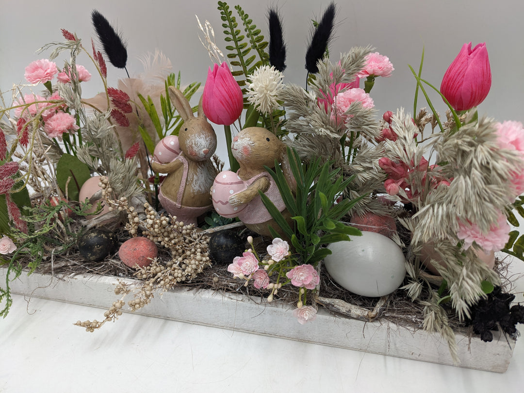 Ostergesteck Frühlingsgesteck Hasenpaar Tulpen rosa