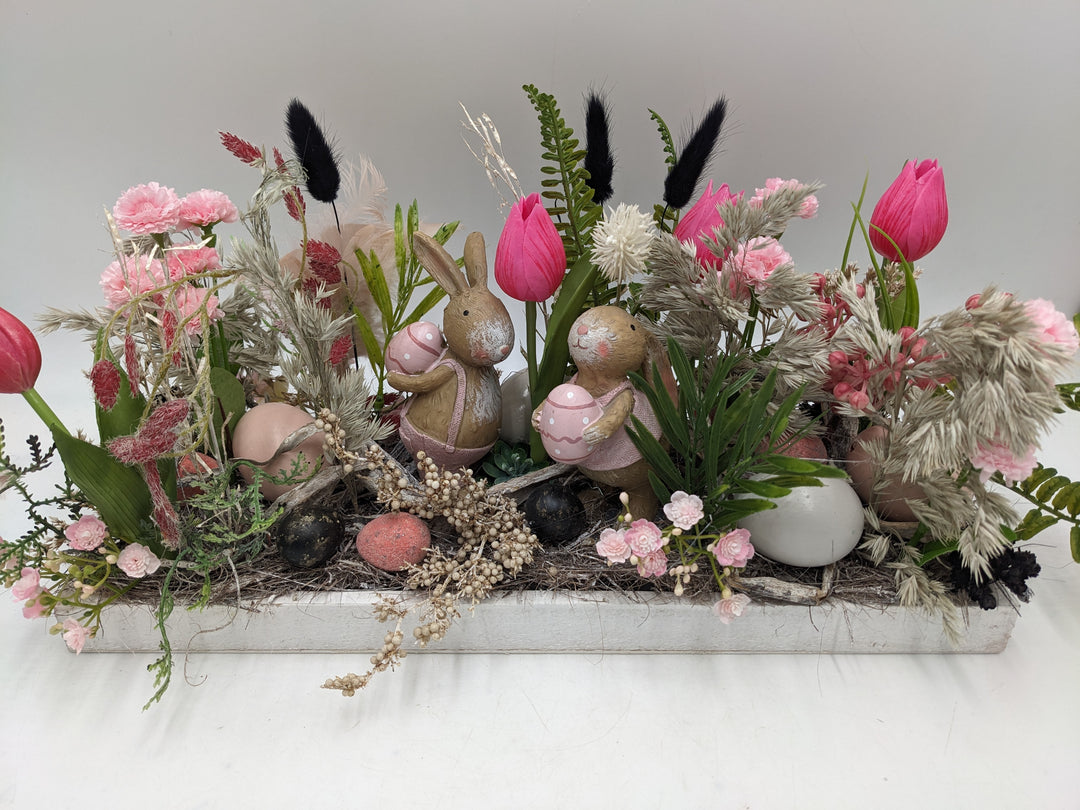 Ostergesteck Frühlingsgesteck Hasenpaar Tulpen rosa