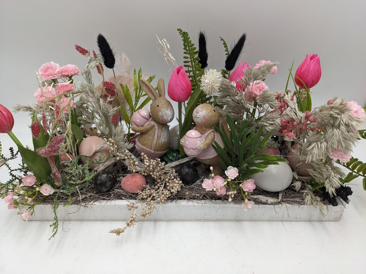 Ostergesteck Frühlingsgesteck Hasenpaar Tulpen rosa