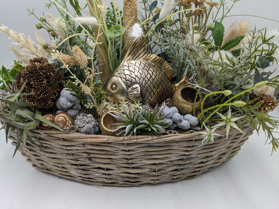 Sommergesteck Fisch Gräser maritim gold
