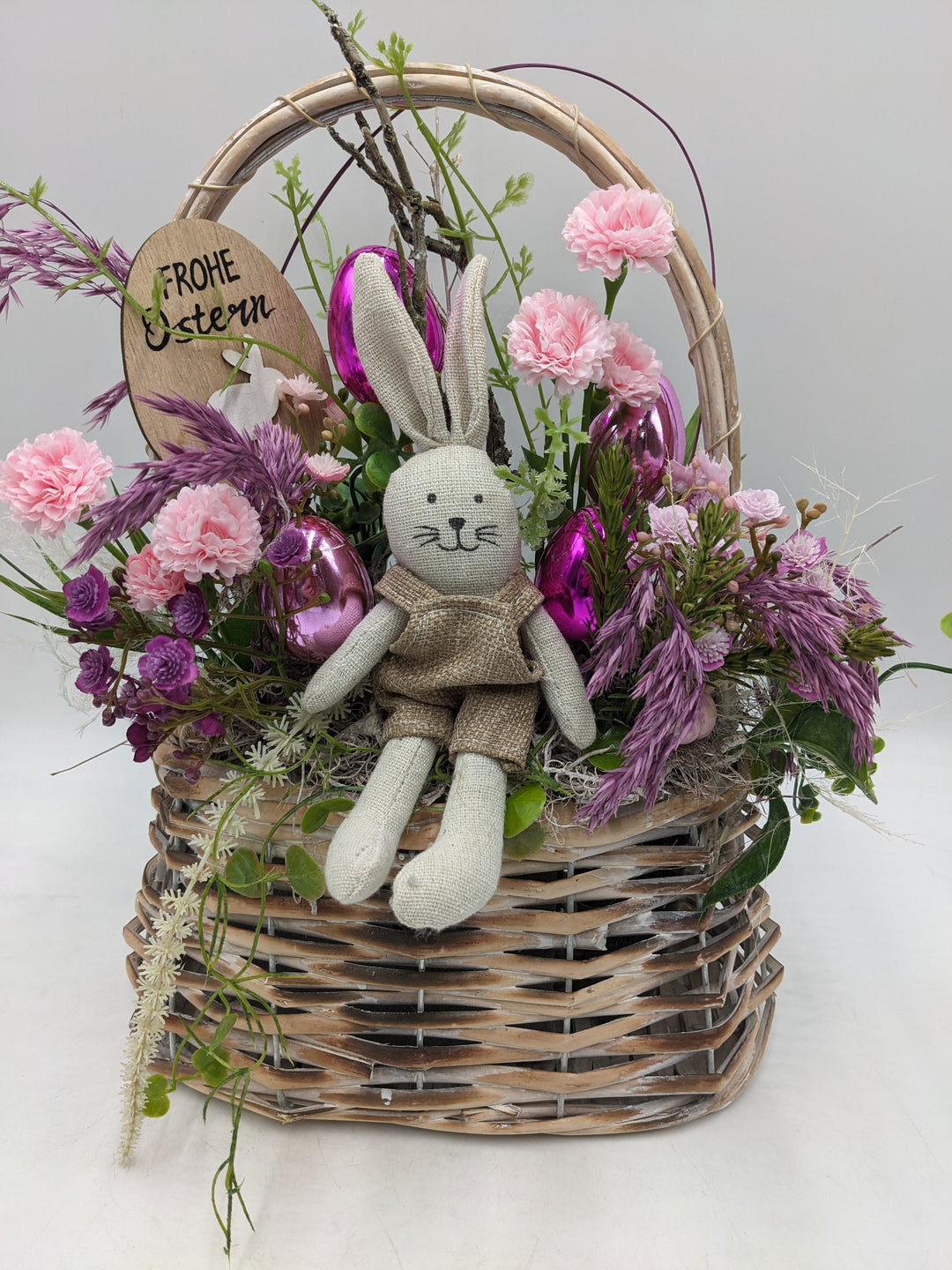 Ostergesteck Frühlingsgesteck Hase Korb Gräser rosa lila