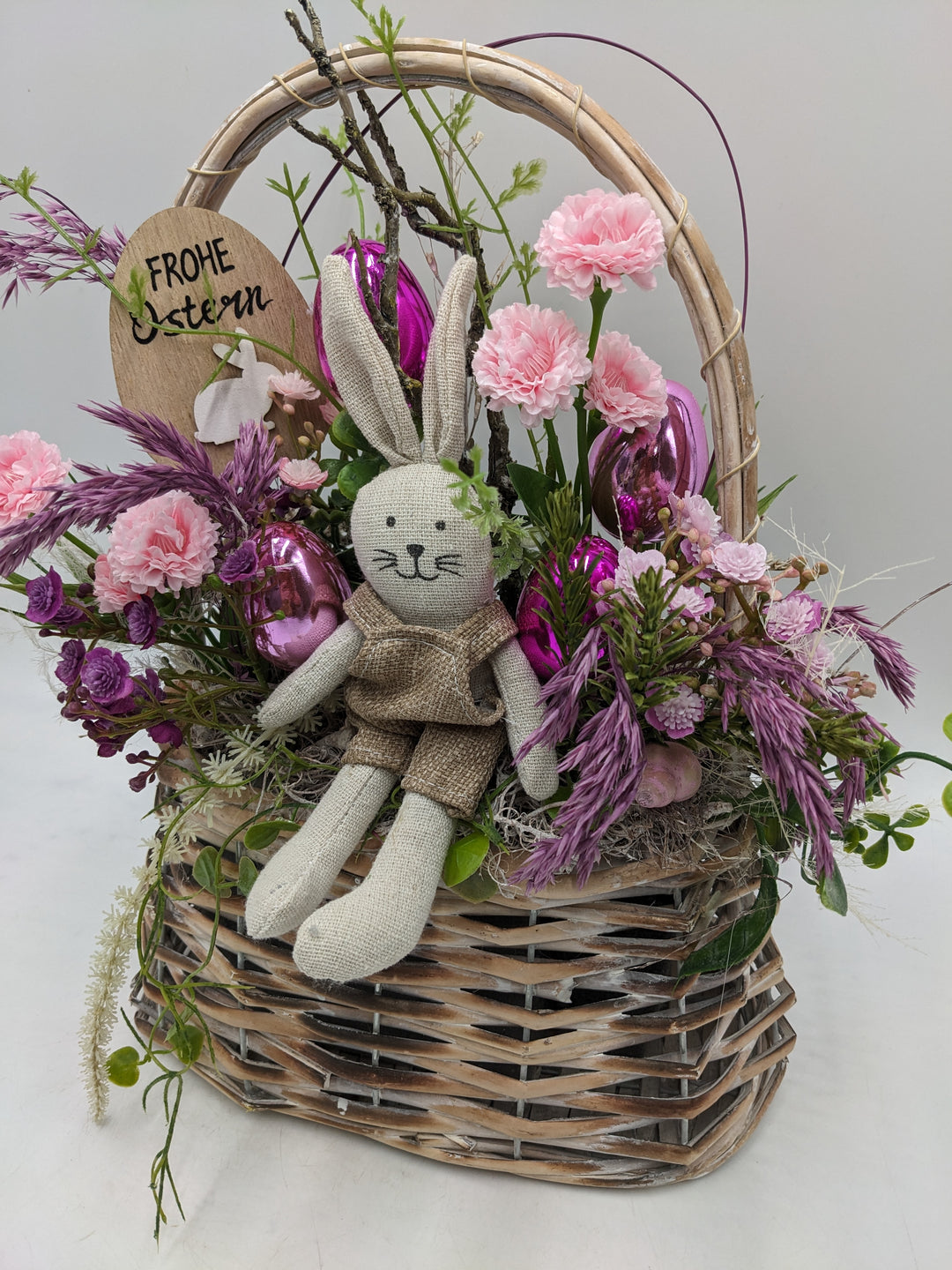 Ostergesteck Frühlingsgesteck Hase Korb Gräser rosa lila