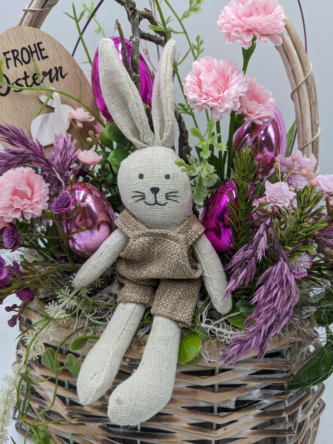Ostergesteck Frühlingsgesteck Hase Korb Gräser rosa lila