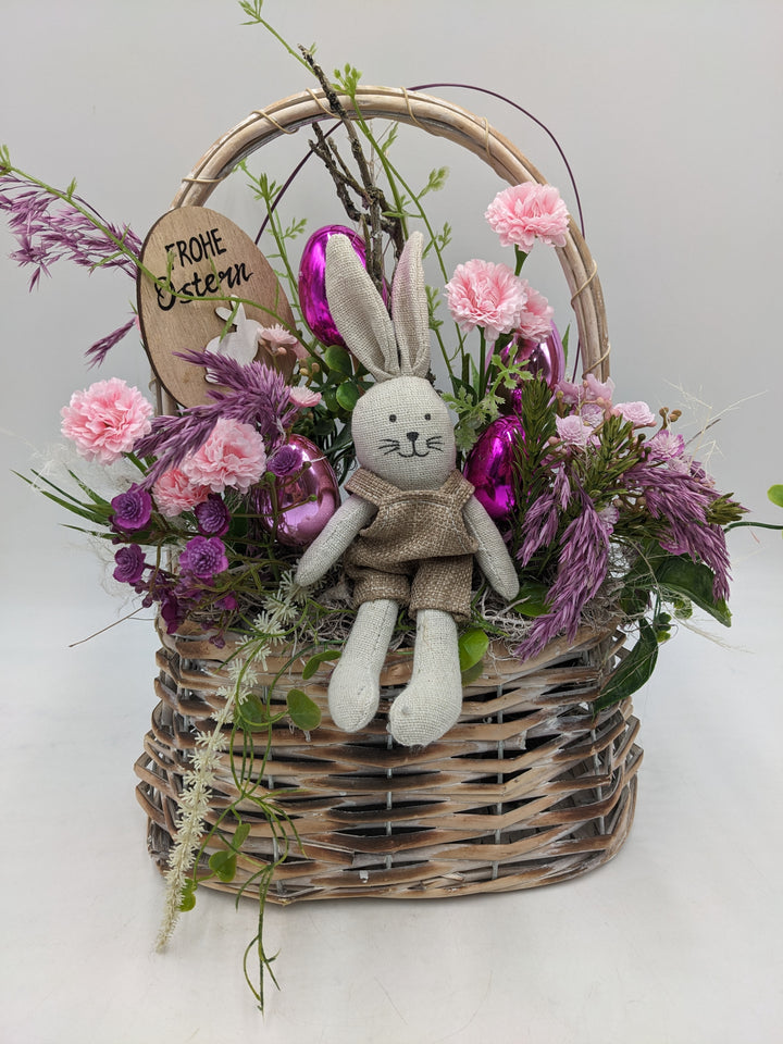 Ostergesteck Frühlingsgesteck Hase Korb Gräser rosa lila