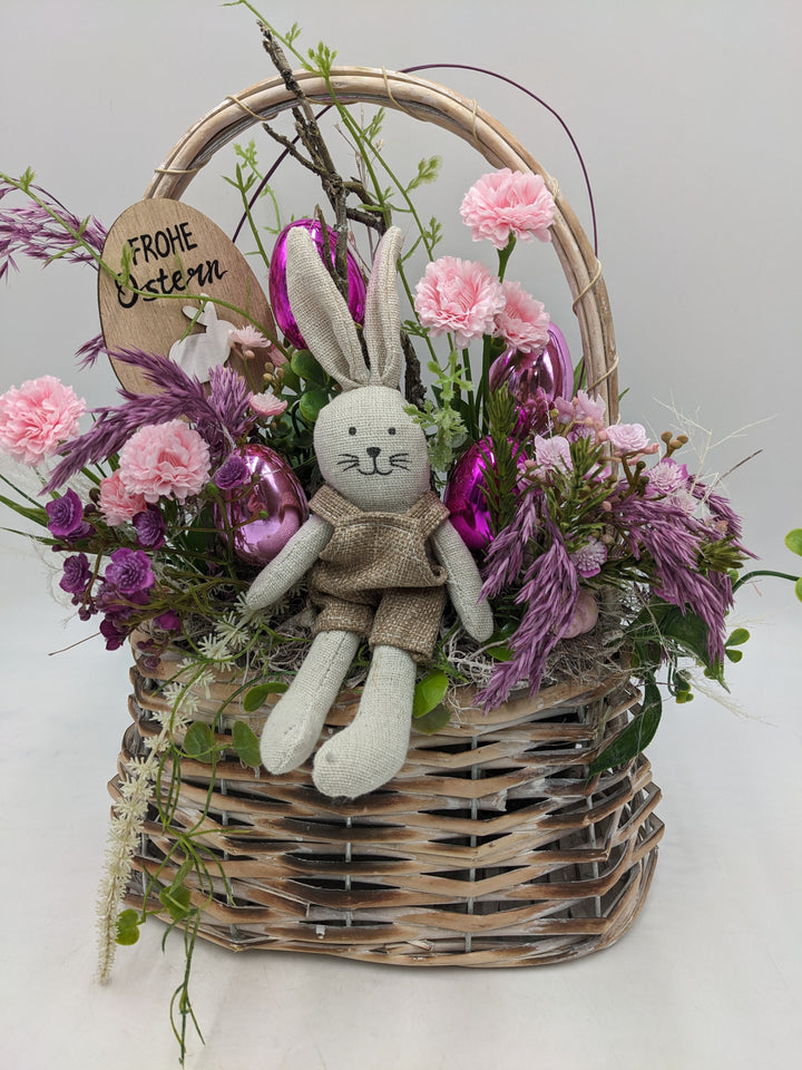 Ostergesteck Frühlingsgesteck Hase Korb Gräser rosa lila