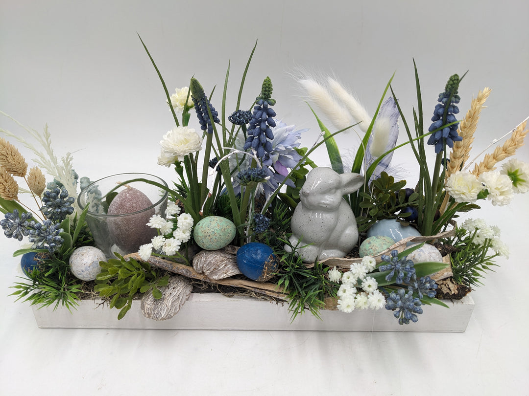 Ostergesteck Frühlingsgesteck Teelicht Hase blau weiss