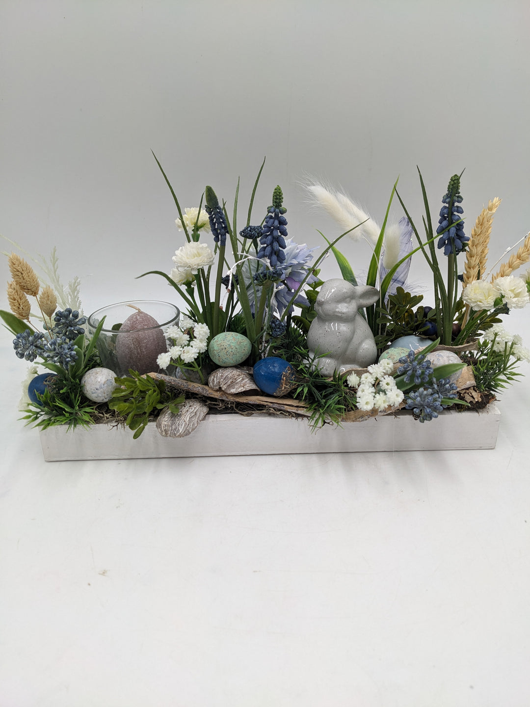 Ostergesteck Frühlingsgesteck Teelicht Hase blau weiss