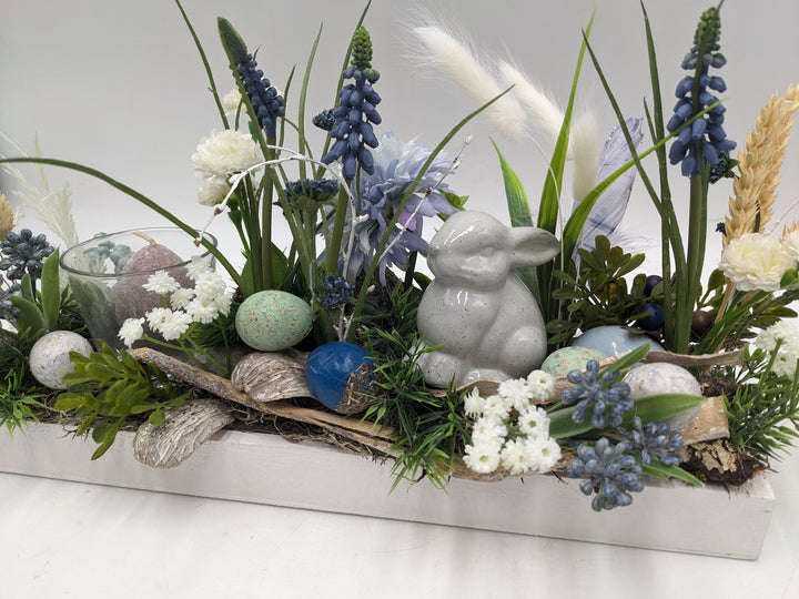 Ostergesteck Frühlingsgesteck Teelicht Hase blau weiss