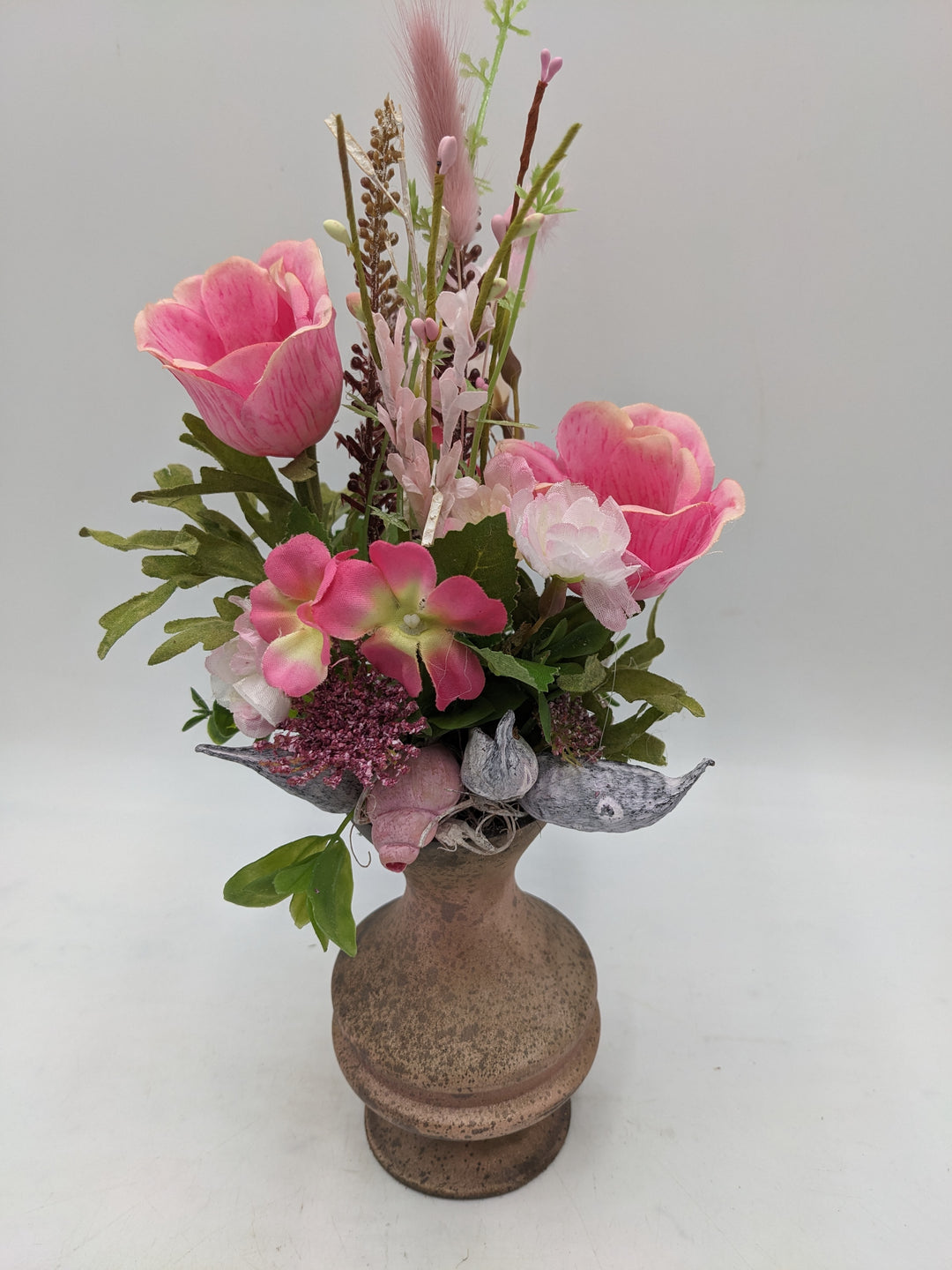 Frühlingsgesteck Vase Mohn Gräser rosa