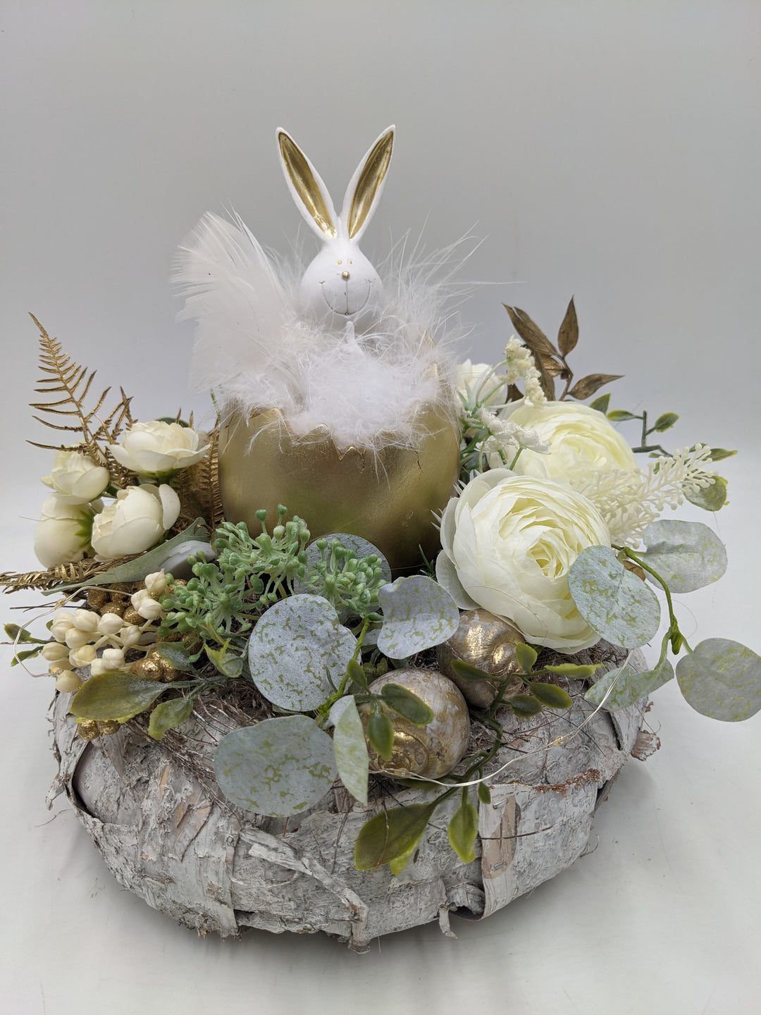 Ostergesteck Frühlingsgesteck Ranunkel Hase weiss gold
