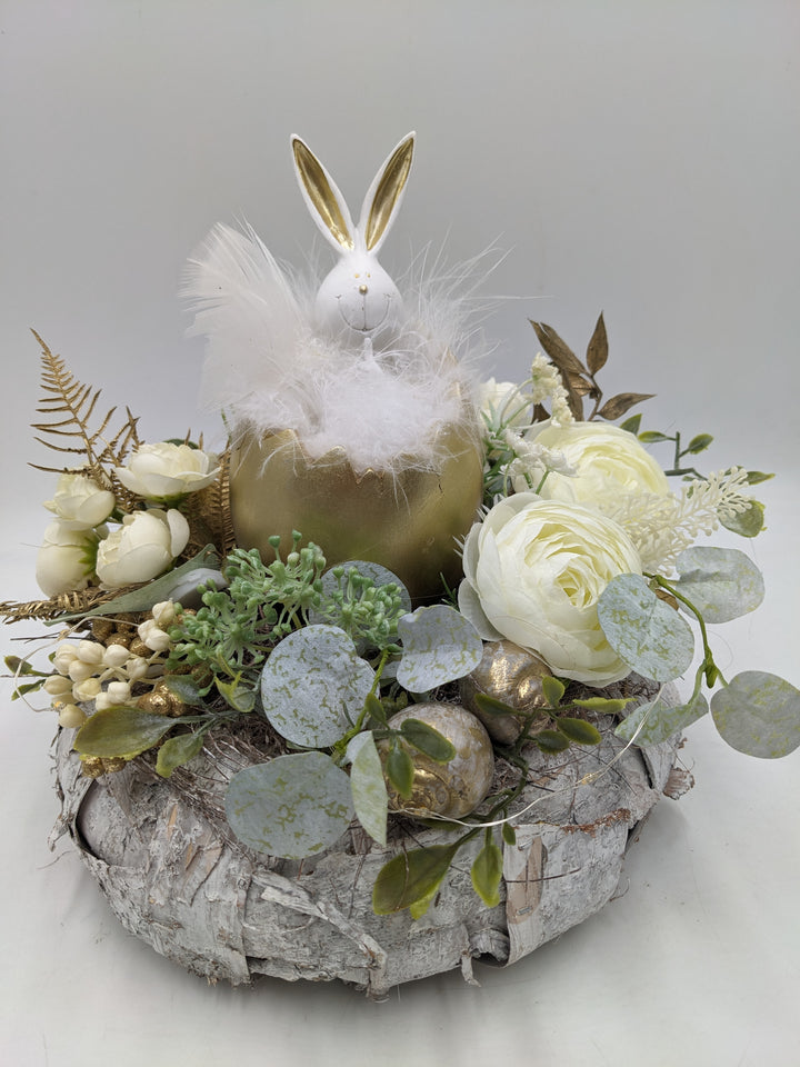 Ostergesteck Frühlingsgesteck Ranunkel Hase weiss gold