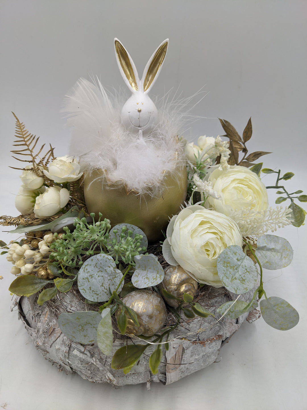 Ostergesteck Frühlingsgesteck Ranunkel Hase weiss gold