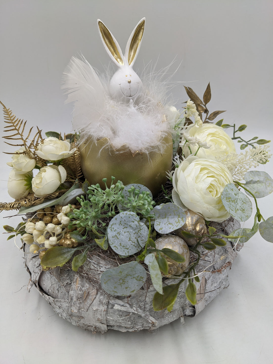 Ostergesteck Frühlingsgesteck Ranunkel Hase weiss gold