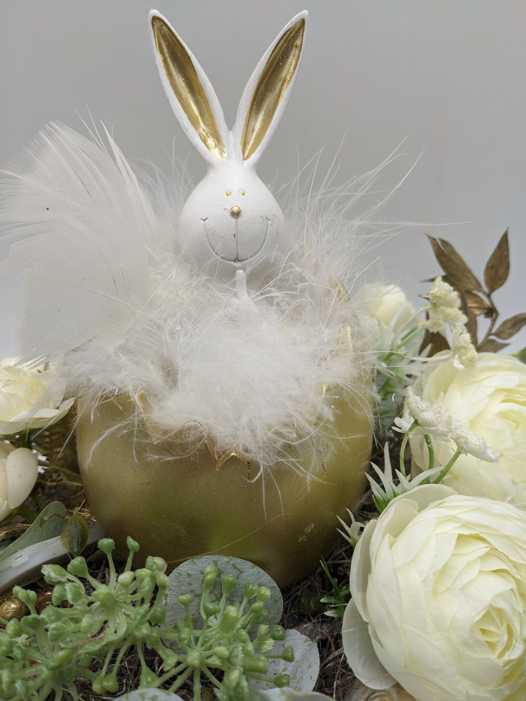 Ostergesteck Frühlingsgesteck Ranunkel Hase weiss gold