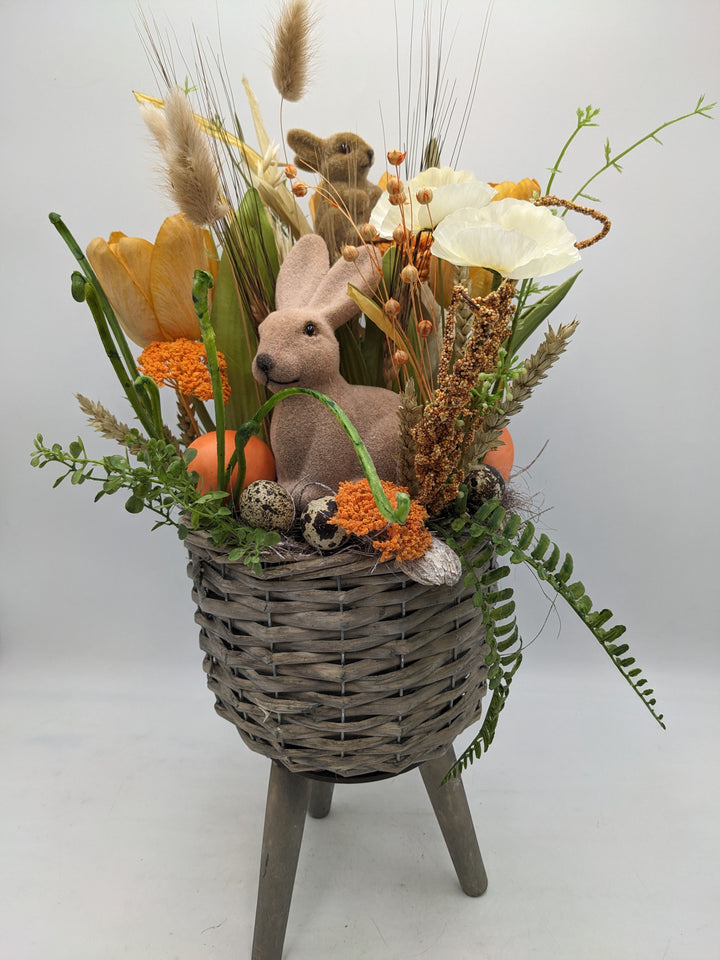 Ostergesteck Frühlingsgesteck Tulpen Hase Gräser orange