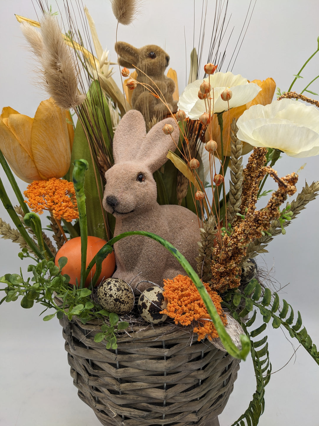 Ostergesteck Frühlingsgesteck Tulpen Hase Gräser orange