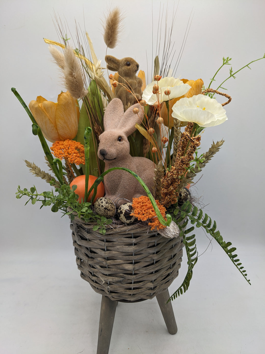 Ostergesteck Frühlingsgesteck Tulpen Hase Gräser orange