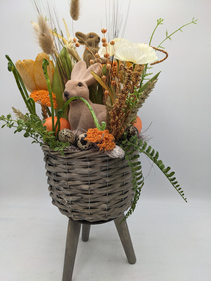 Ostergesteck Frühlingsgesteck Tulpen Hase Gräser orange