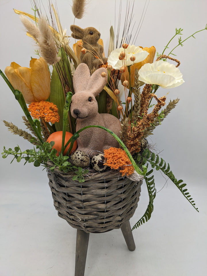 Ostergesteck Frühlingsgesteck Tulpen Hase Gräser orange