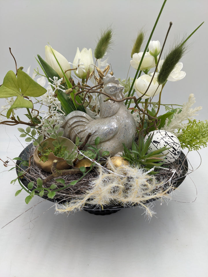 Ostergesteck Frühlingsgesteck Huhn Tulpen weiss silber