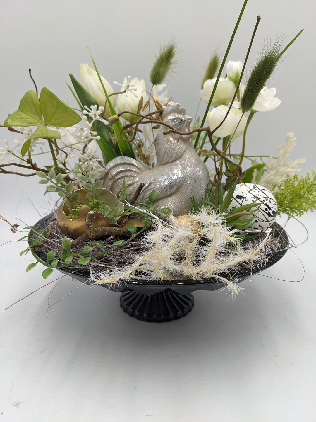 Ostergesteck Frühlingsgesteck Huhn Tulpen weiss silber