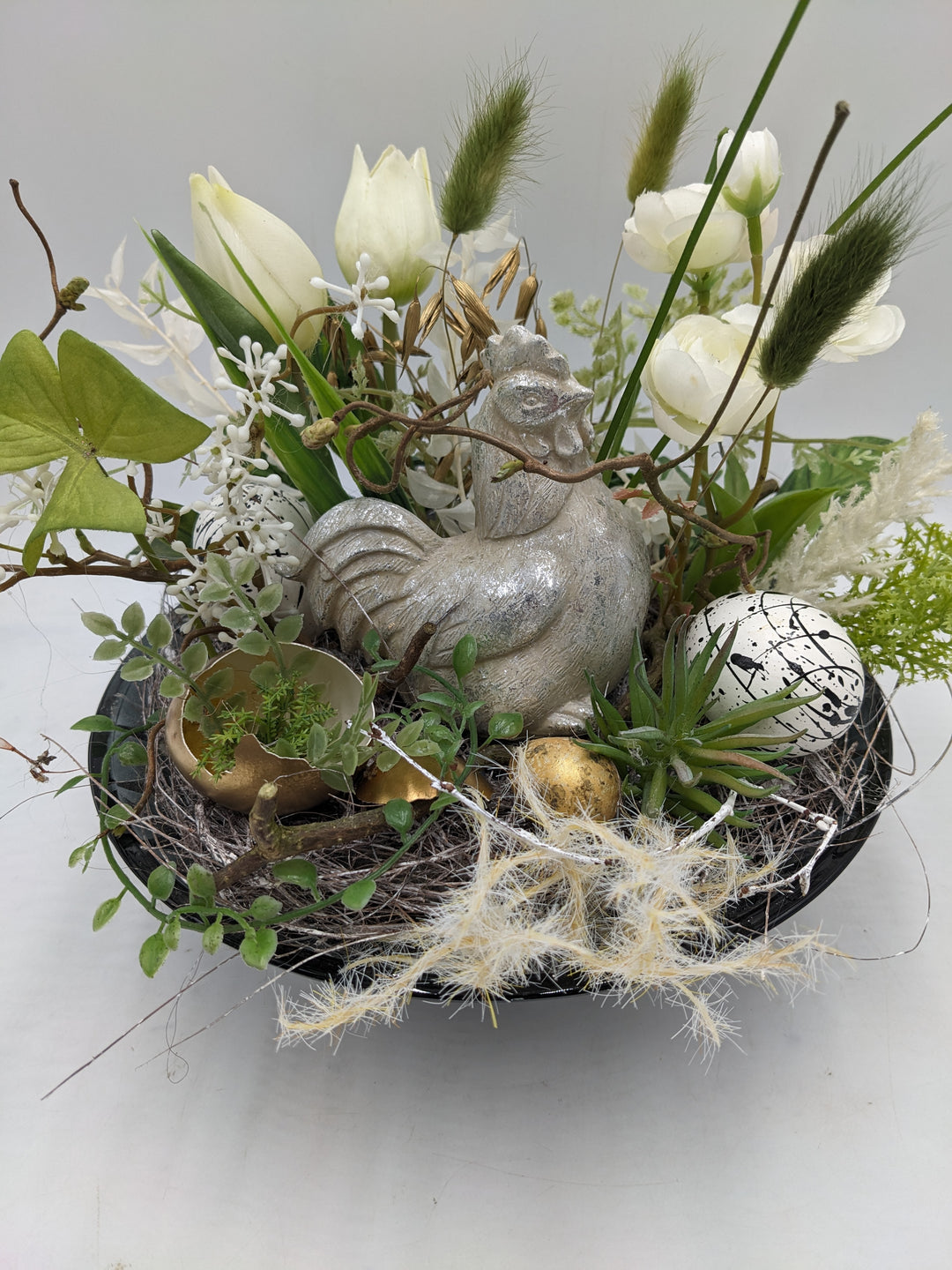 Ostergesteck Frühlingsgesteck Huhn Tulpen weiss silber