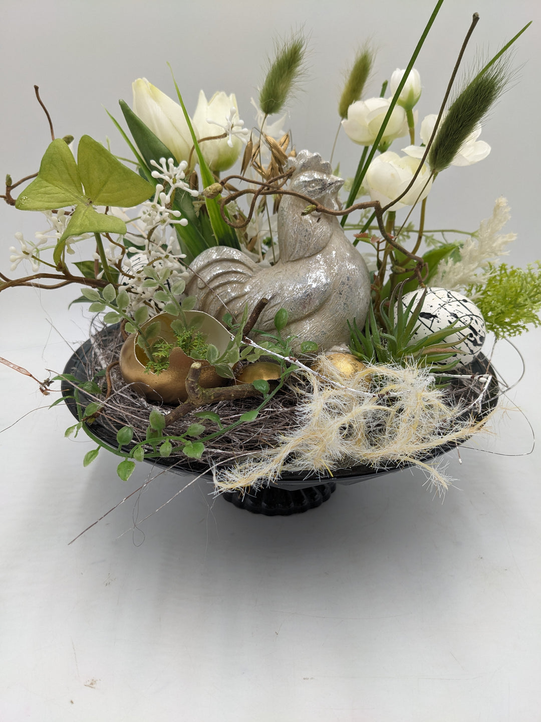 Ostergesteck Frühlingsgesteck Huhn Tulpen weiss silber