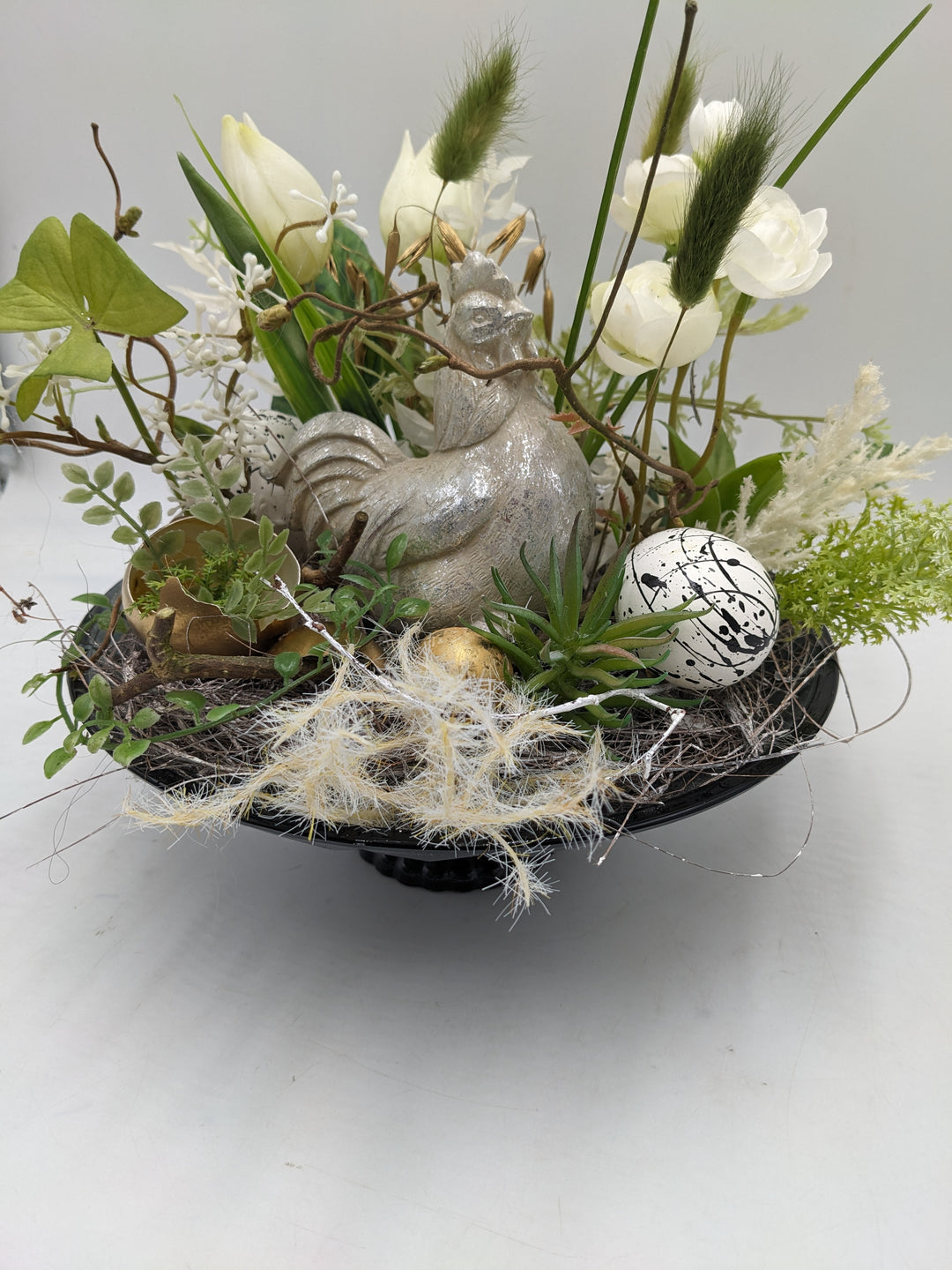 Ostergesteck Frühlingsgesteck Huhn Tulpen weiss silber
