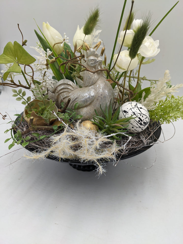 Ostergesteck Frühlingsgesteck Huhn Tulpen weiss silber