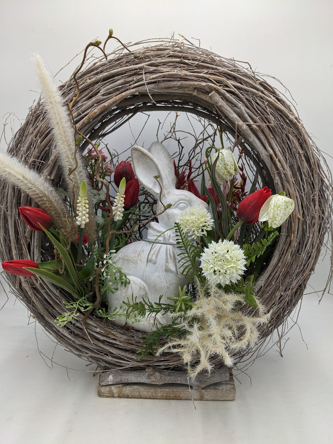 Ostergesteck Frühlingsgesteck Tulpen Hase rot weiss