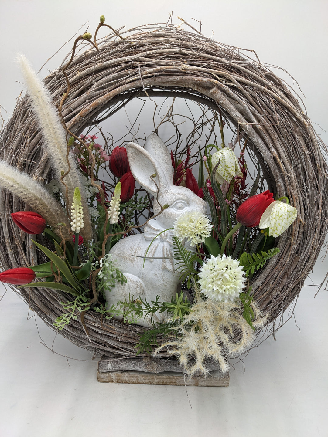 Ostergesteck Frühlingsgesteck Tulpen Hase rot weiss
