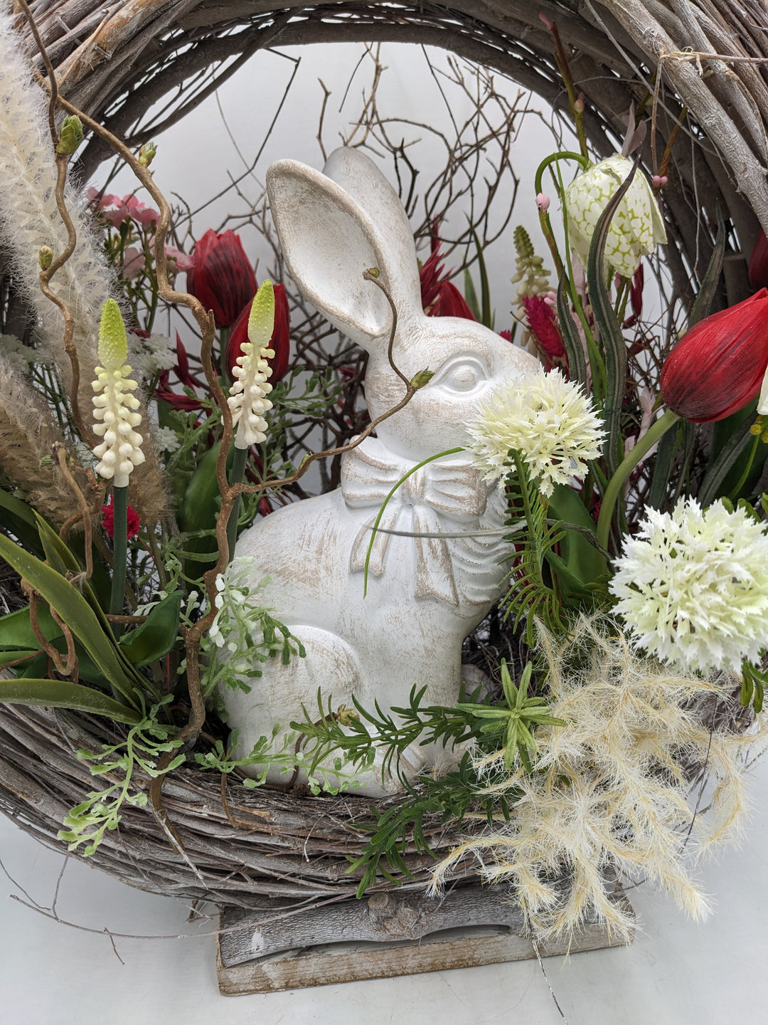 Ostergesteck Frühlingsgesteck Tulpen Hase rot weiss