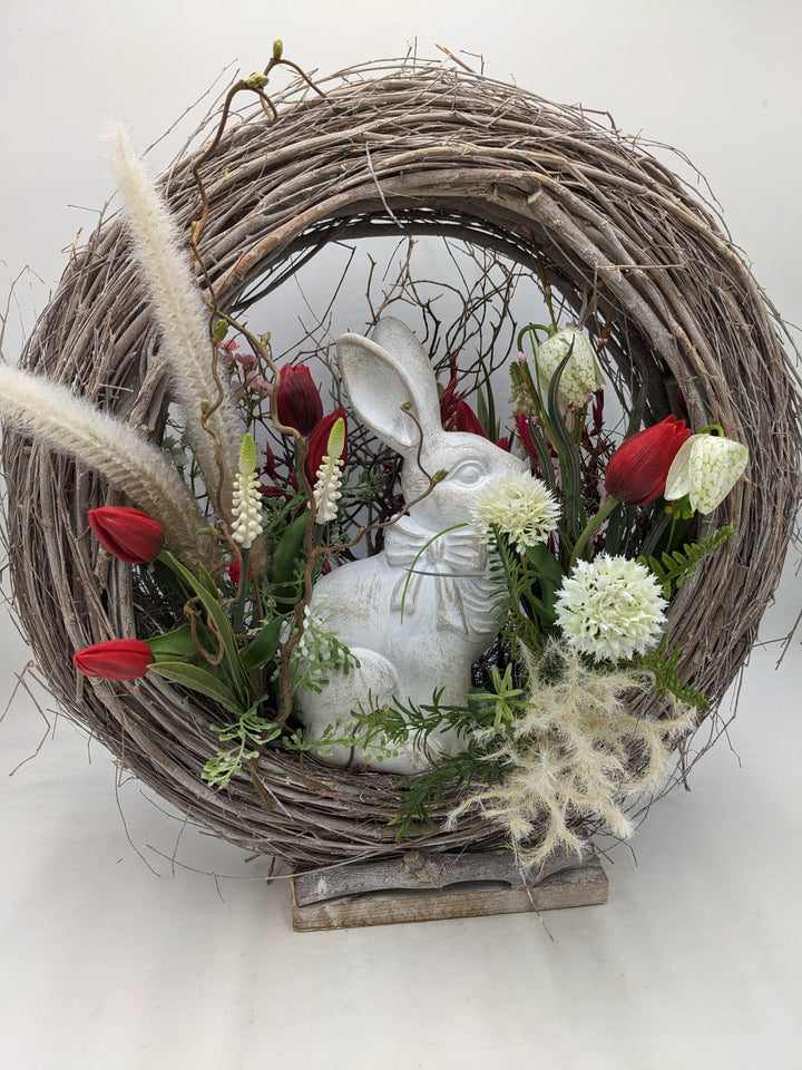 Ostergesteck Frühlingsgesteck Tulpen Hase rot weiss