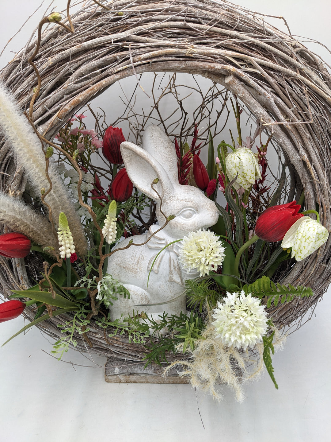 Ostergesteck Frühlingsgesteck Tulpen Hase rot weiss