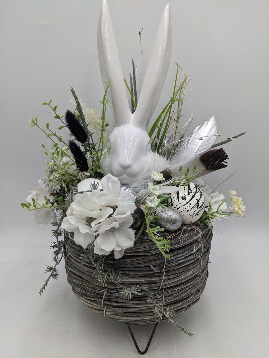 Ostergesteck Frühlingsgesteck Hase Gräser schwarz weiss