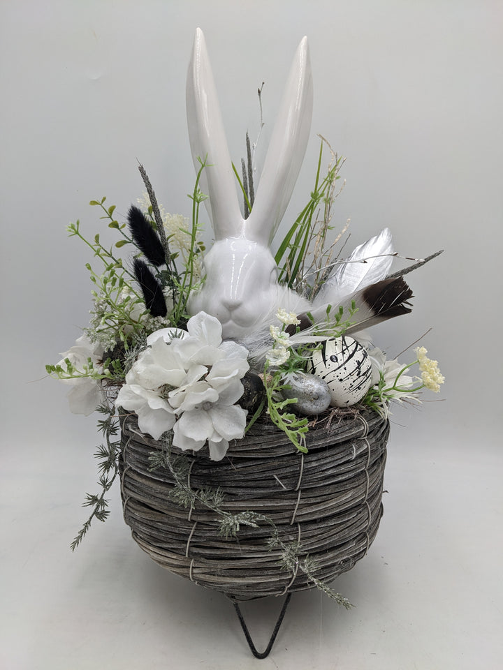 Ostergesteck Frühlingsgesteck Hase Gräser schwarz weiss