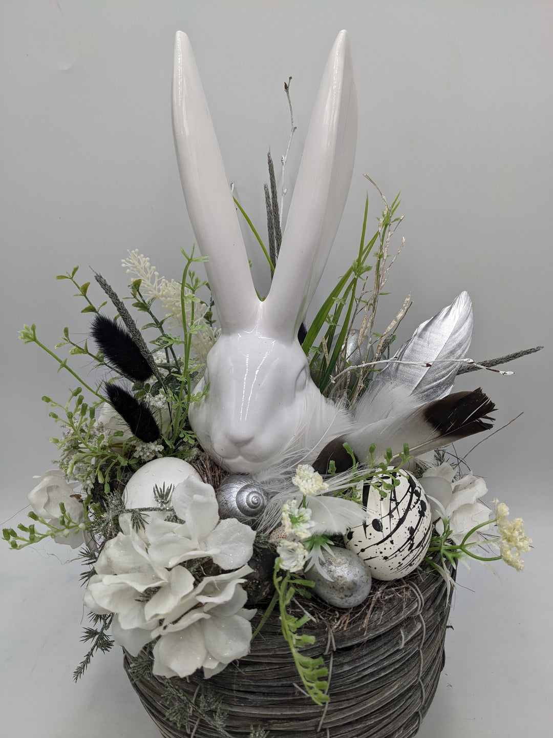 Ostergesteck Frühlingsgesteck Hase Gräser schwarz weiss
