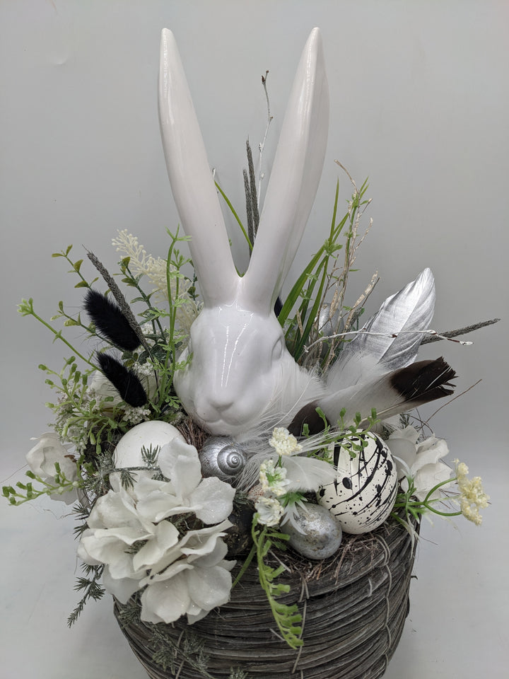 Ostergesteck Frühlingsgesteck Hase Gräser schwarz weiss