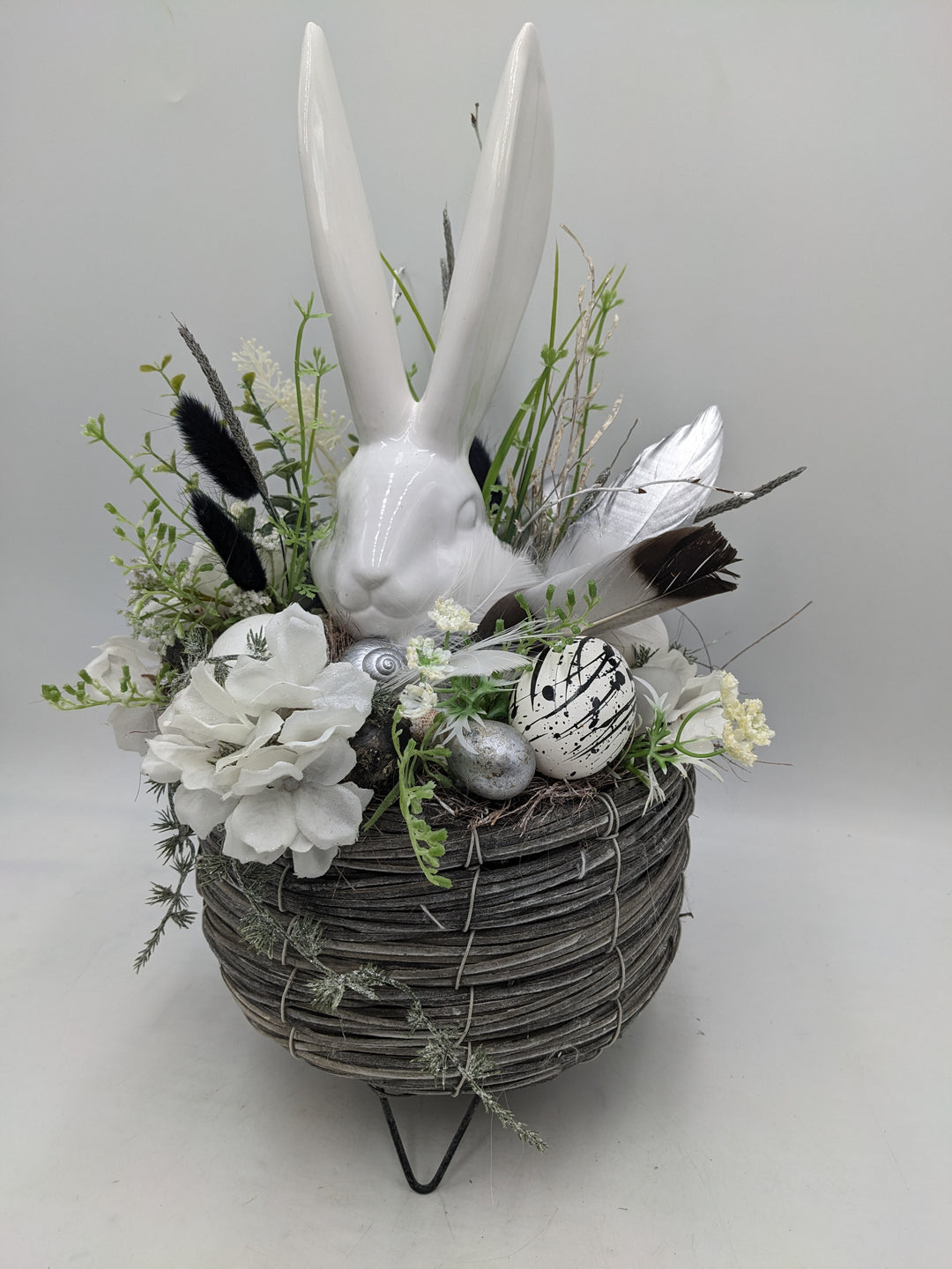 Ostergesteck Frühlingsgesteck Hase Gräser schwarz weiss