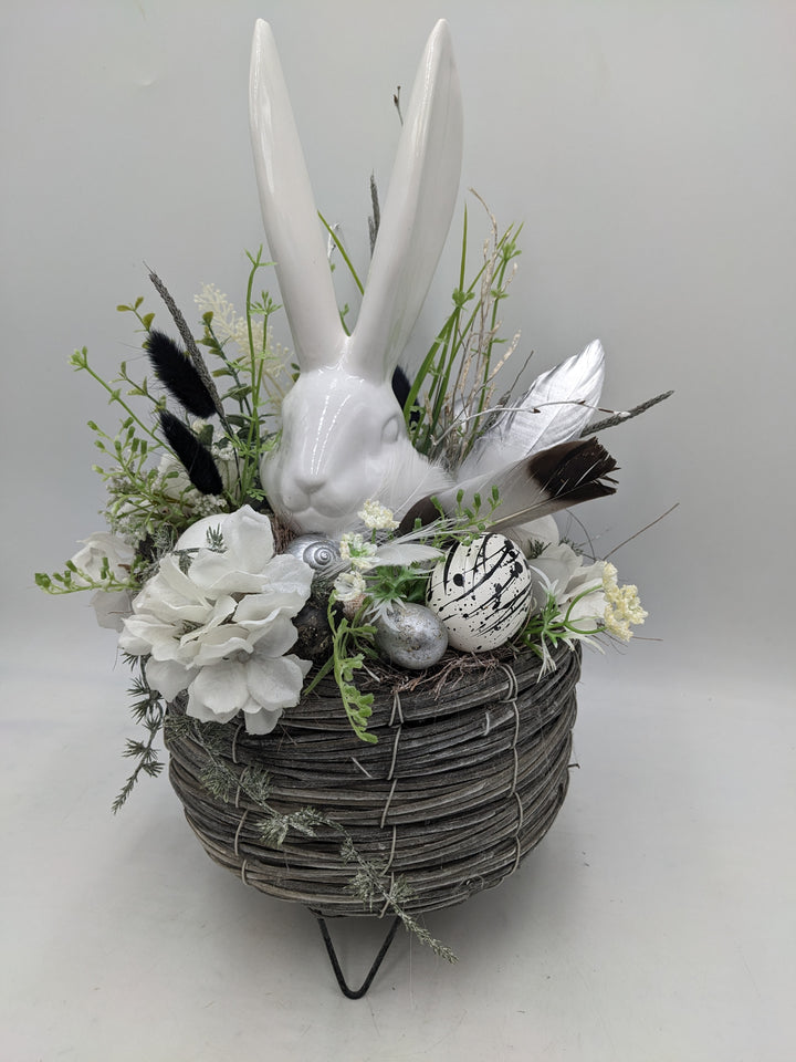 Ostergesteck Frühlingsgesteck Hase Gräser schwarz weiss