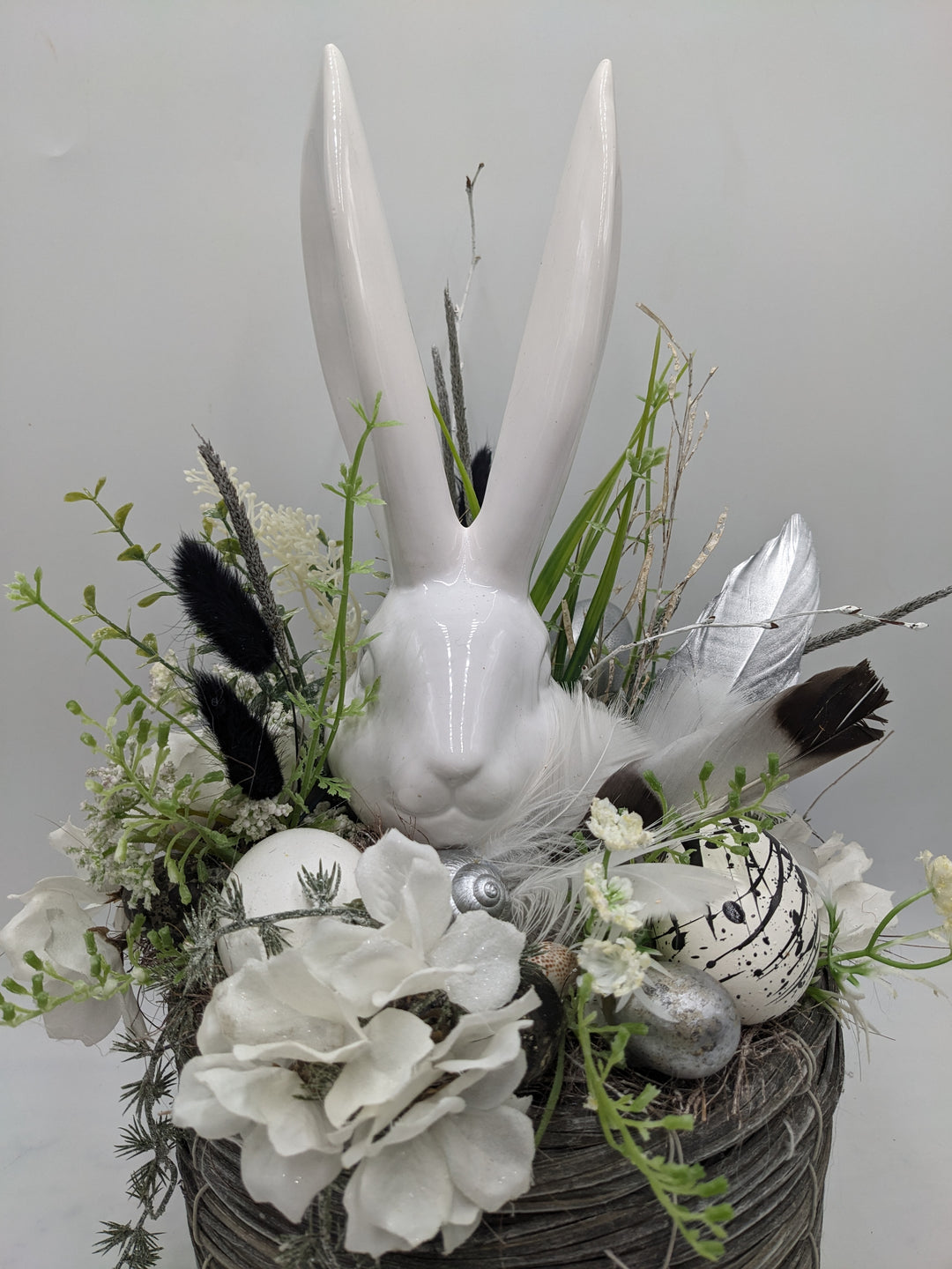 Ostergesteck Frühlingsgesteck Hase Gräser schwarz weiss