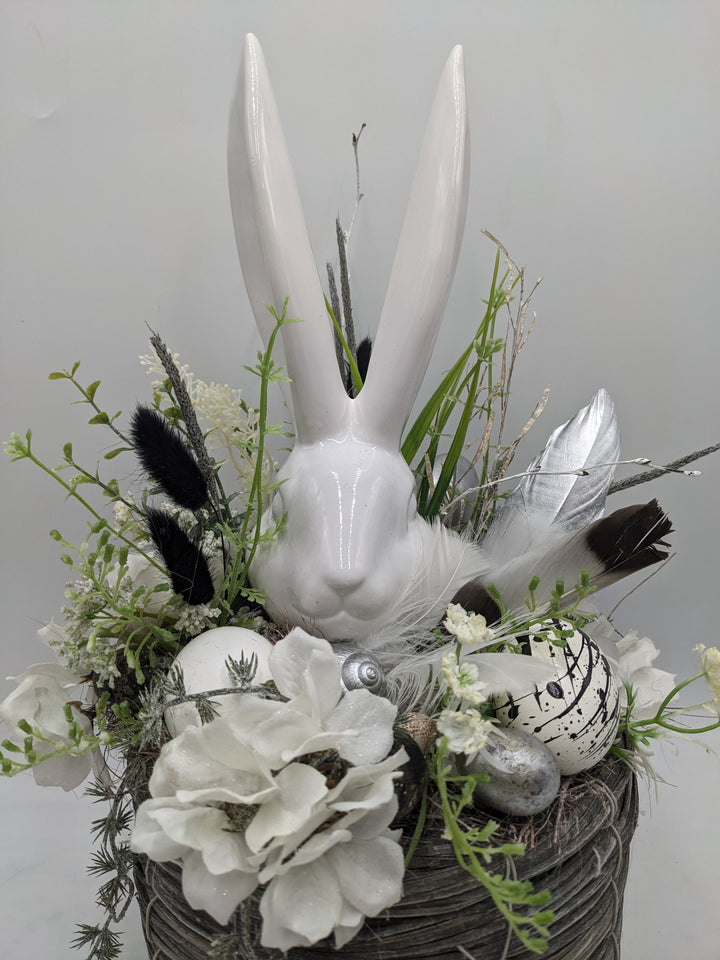 Ostergesteck Frühlingsgesteck Hase Gräser schwarz weiss