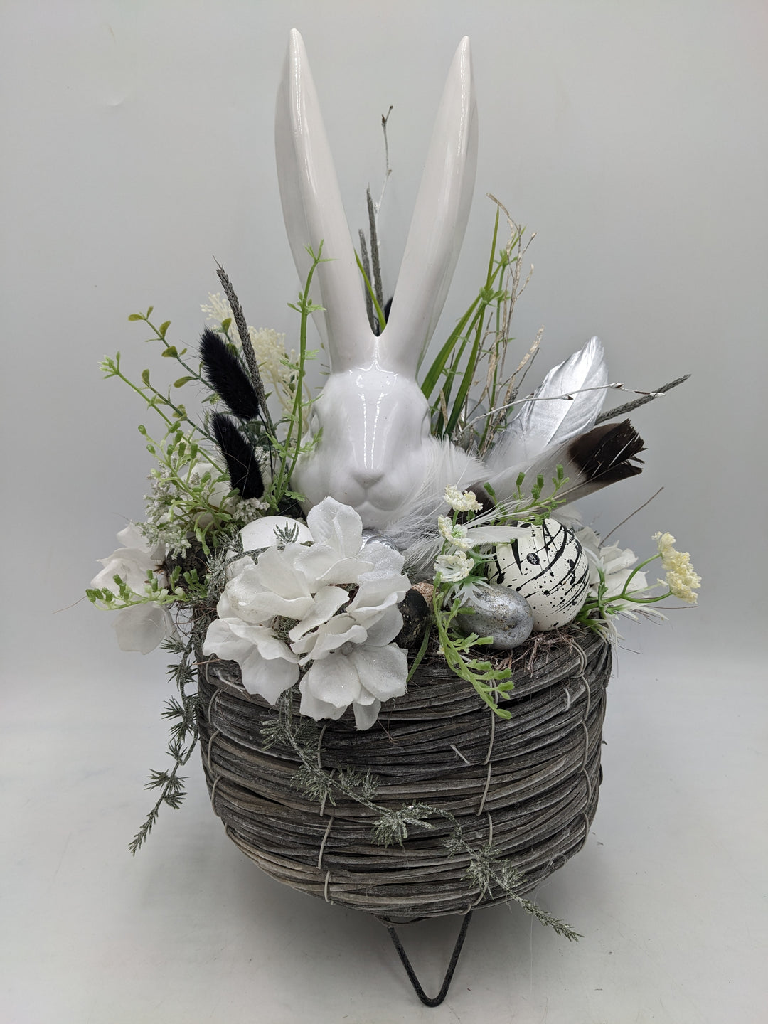 Ostergesteck Frühlingsgesteck Hase Gräser schwarz weiss