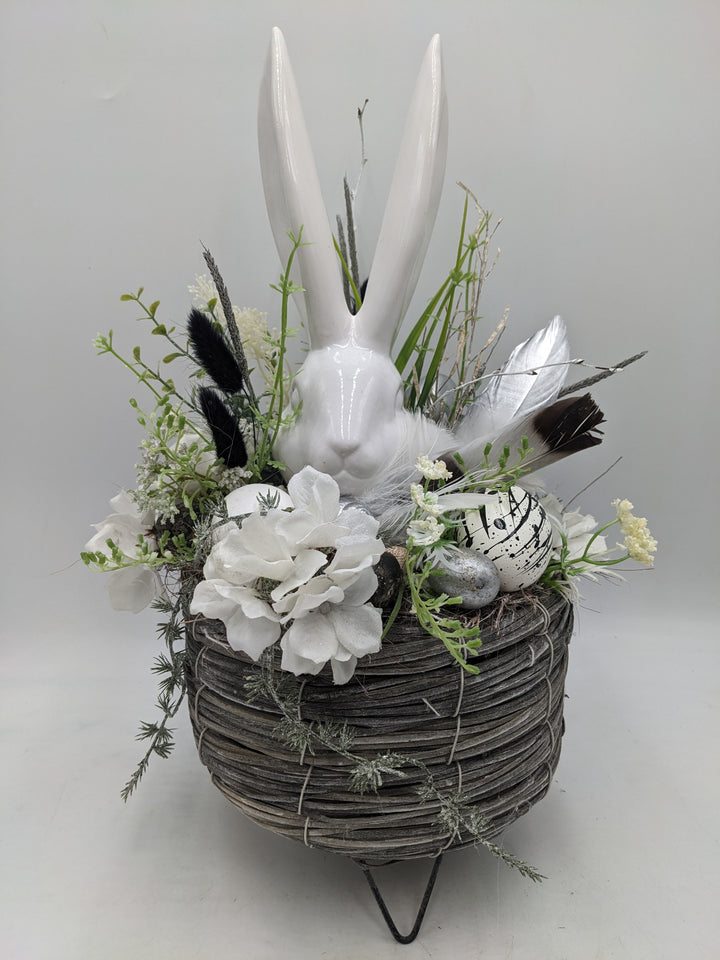 Ostergesteck Frühlingsgesteck Hase Gräser schwarz weiss