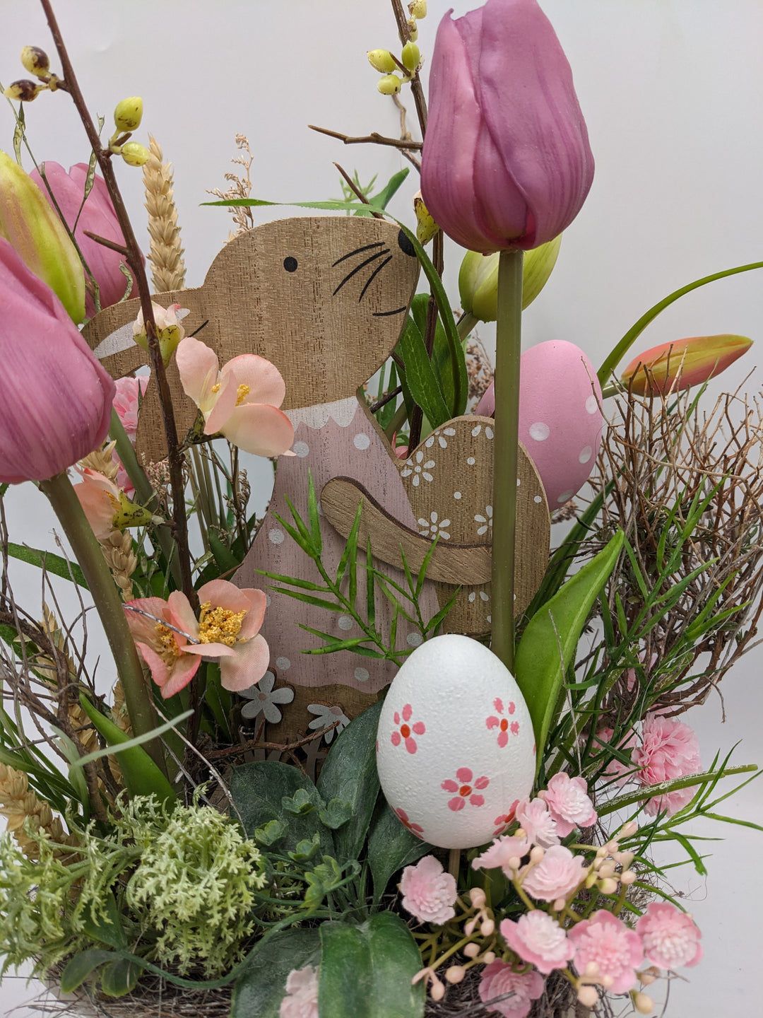 Ostergesteck Frühlingsgesteck Tulpen Hase Eier rosa
