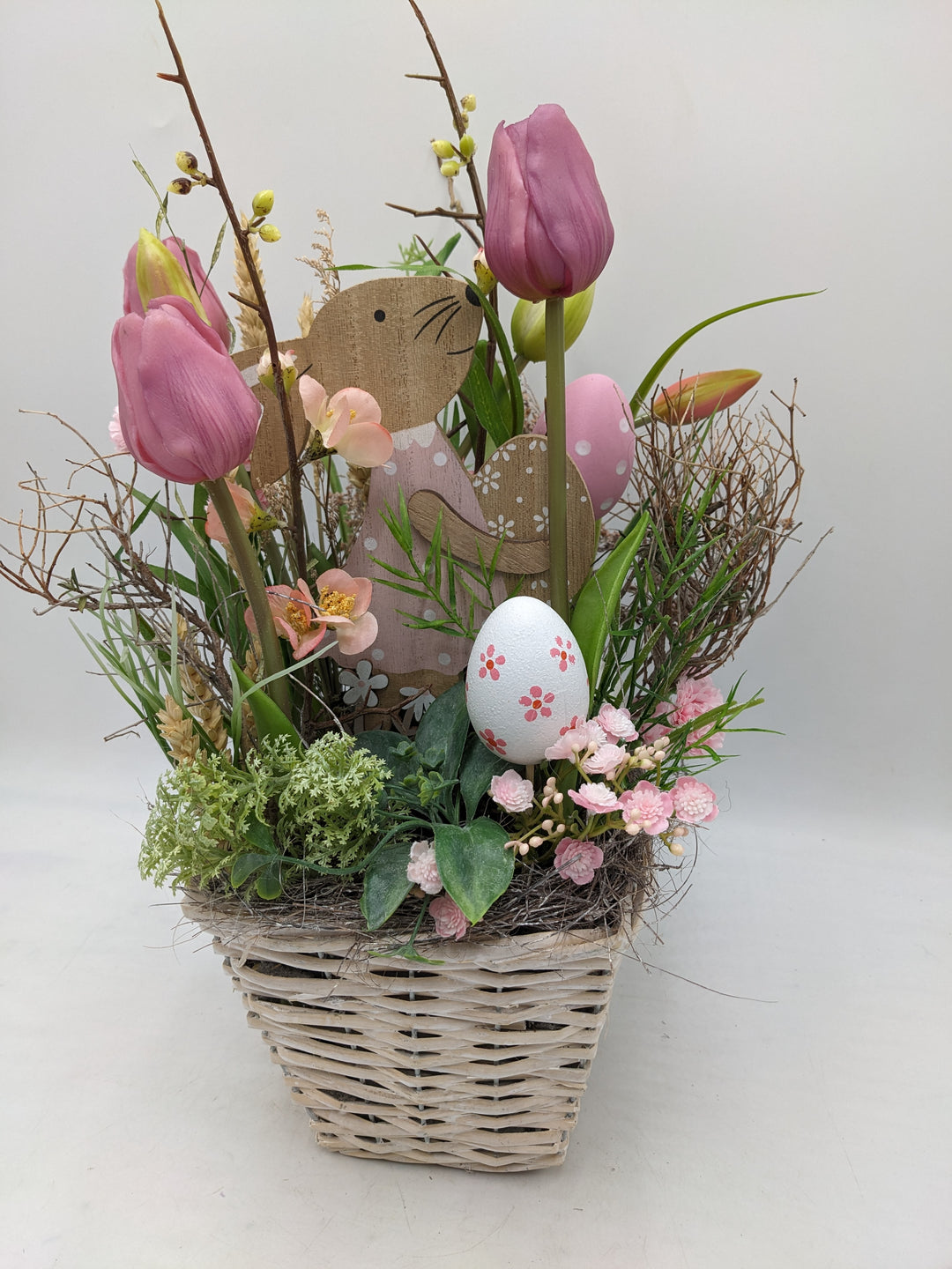 Ostergesteck Frühlingsgesteck Tulpen Hase Eier rosa