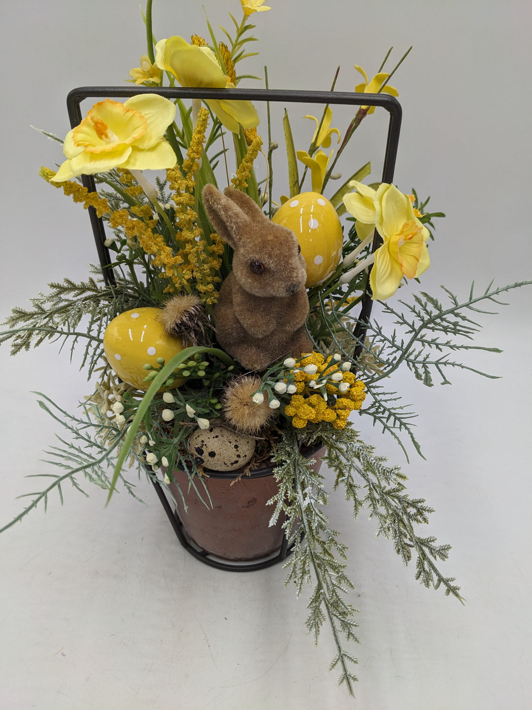 Ostergesteck Frühlingsgesteck Narzissen Hase Gräser gelb