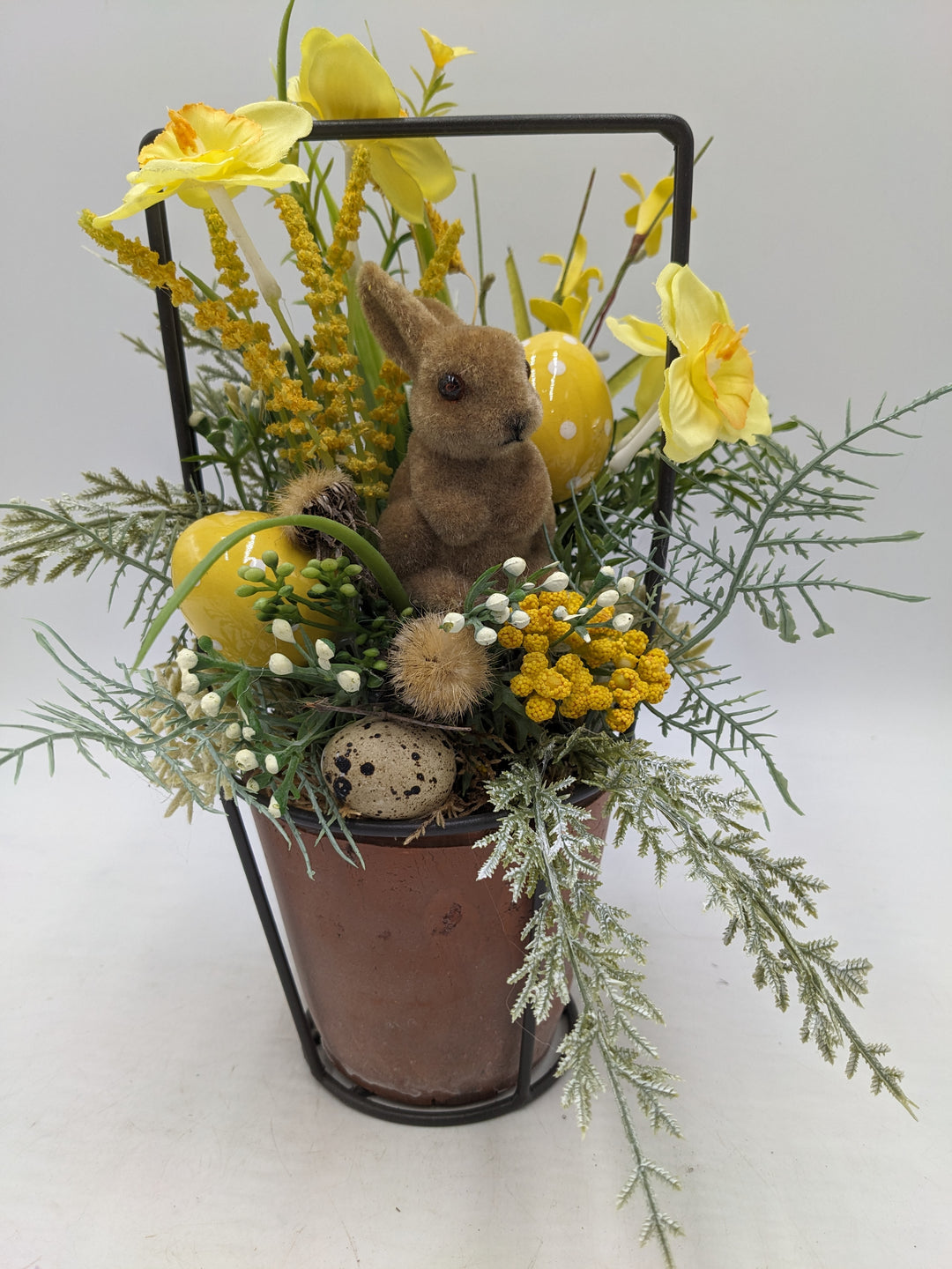 Ostergesteck Frühlingsgesteck Narzissen Hase Gräser gelb