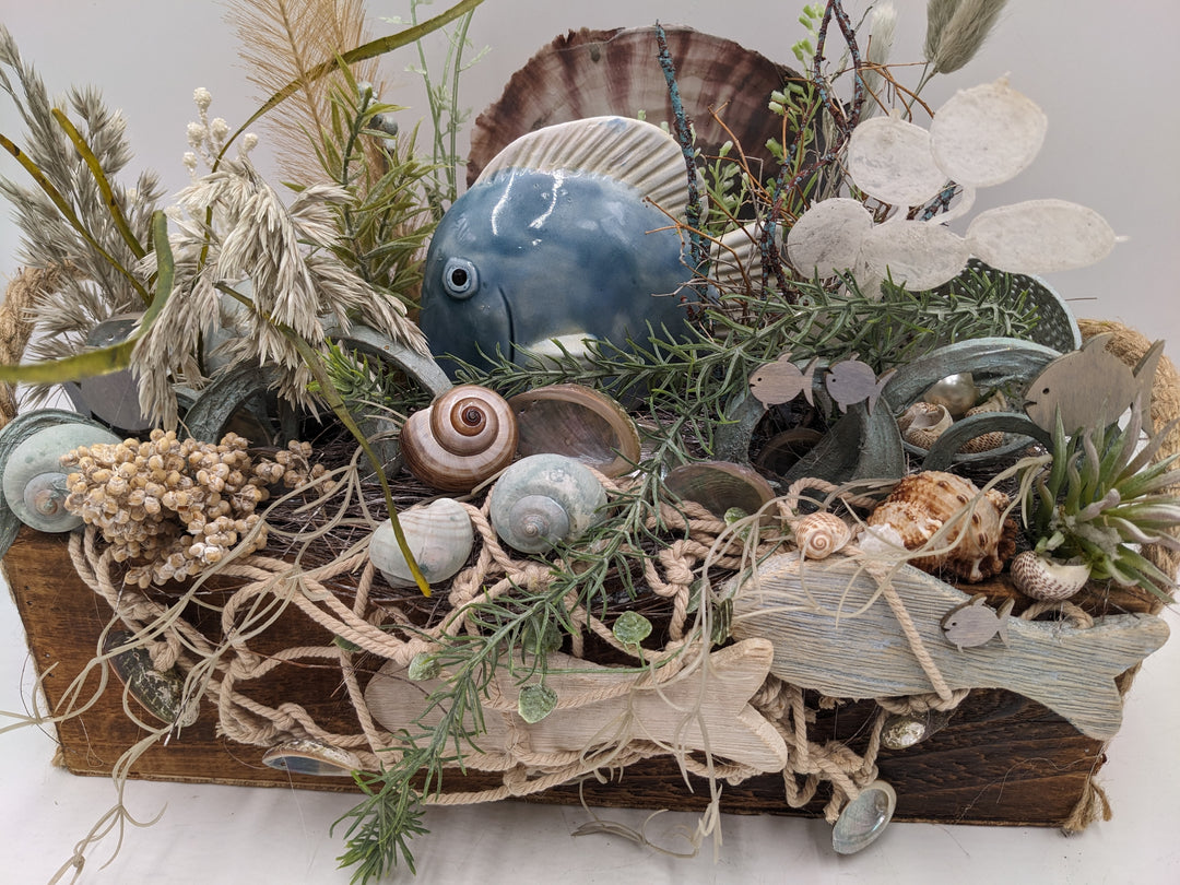 Sommergesteck Fische Gräser maritim